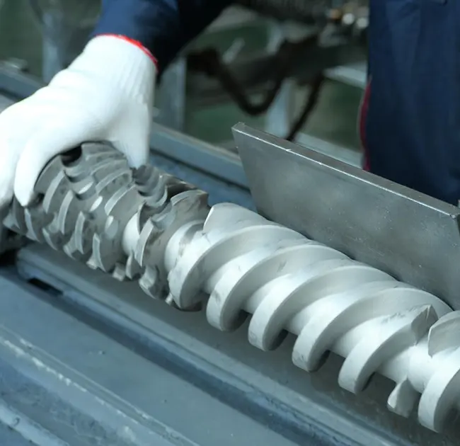 ایکسٹروڈر میں سیاہ لکیریں بار بار کیوں نمودار ہوتی ہیں؟ یہ مضمون آپ کو سکھاتا ہے کہ کس طرح جلدی سے یہ تعین کیا جائے کہ آیا یہ بیرل یا سکرو میں کسی مسئلے کی وجہ سے ہوا ہے۔